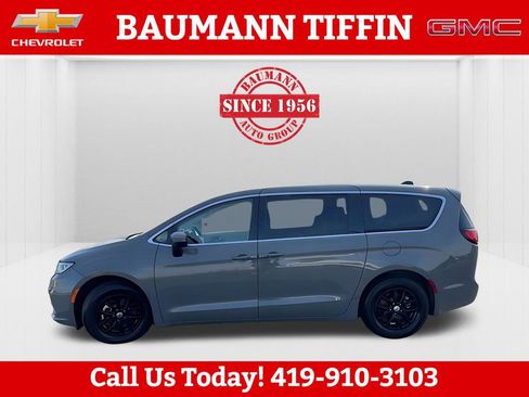 Used 2023 Chrysler Pacifica Touring-L image 12