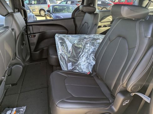 New 2026 Chrysler Pacifica Select image 13