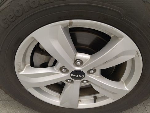 Used 2023 Kia Sorento LX image 31