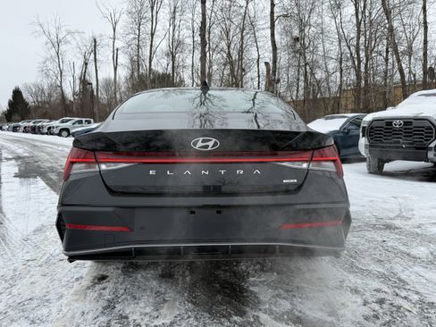 Used 2024 Hyundai Elantra Limited image 11