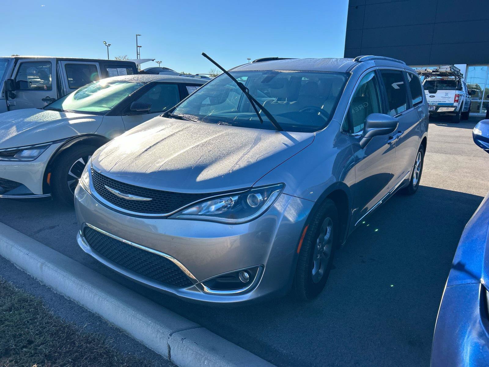 Used 2017 Chrysler Pacifica Touring-L Plus FWD image 5