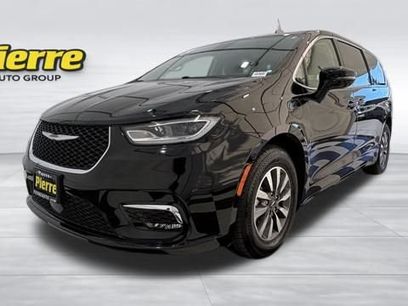 Used 2024 Chrysler Pacifica Select