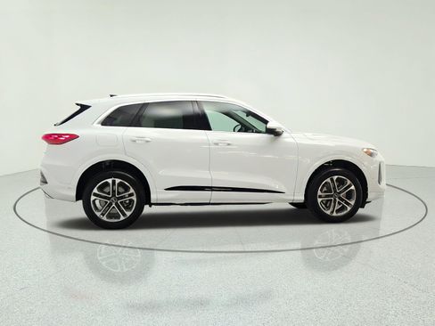 Used 2025 Audi Q5 Premium w/ Convenience Package AWD/4WD image 4