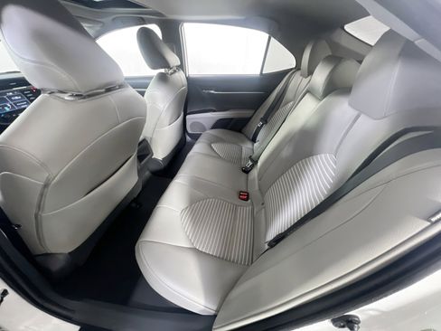 Used 2019 Toyota Camry SE w/ Sunroof Package image 24