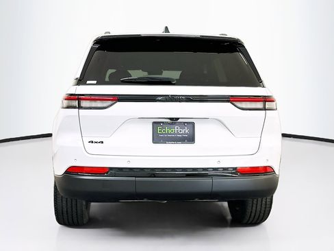 Used 2023 Jeep Grand Cherokee Altitude image 7