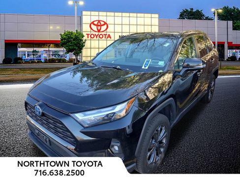 Used 2022 Toyota RAV4 XLE Premium image 9