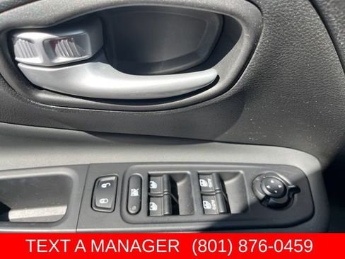 Used 2023 Jeep Renegade Latitude w/ Sun/Sound Group AWD/4WD image 15