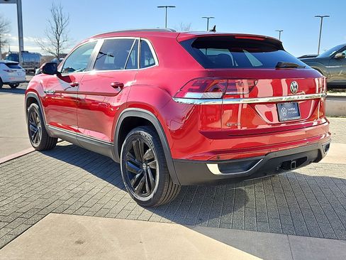 Used 2022 Volkswagen Atlas Cross Sport SE w/ Panoramic Sunroof Package image 2