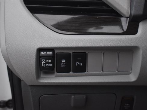 Used 2020 Toyota Sienna XLE image 32