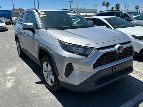 Used 2021 Toyota RAV4 LE AWD/4WD image 2