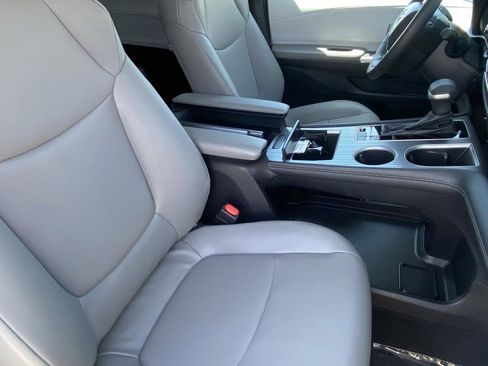 Certified 2025 Toyota Sienna XLE FWD image 16