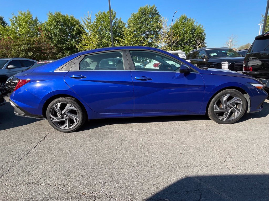Used 2025 Hyundai Elantra SEL FWD image 2