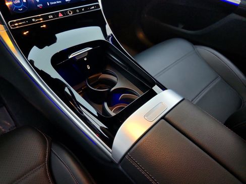 Used 2025 Mercedes-Benz GLC 300 image 19