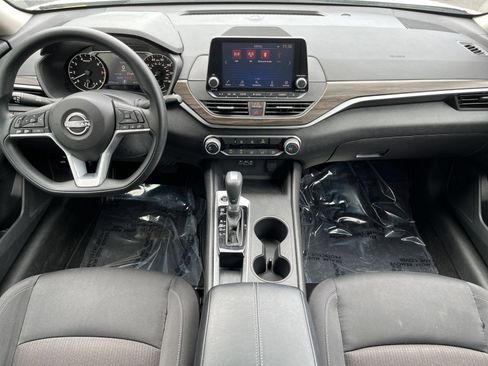 Used 2025 Nissan Altima 2.5 SV FWD image 38