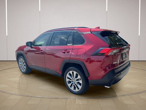 Used 2022 Toyota RAV4 XLE Premium FWD image 3