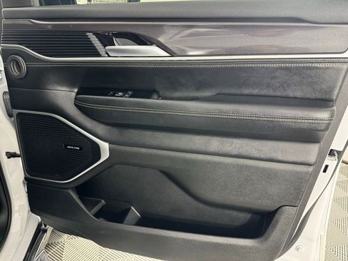 Used 2024 Jeep Wagoneer 2WD image 32