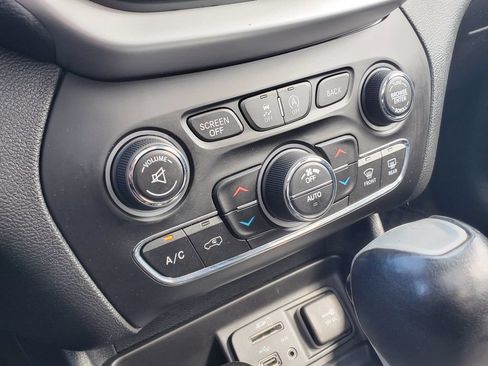 Used 2018 Jeep Cherokee Latitude Plus w/ Comfort/Convenience Group AWD/4WD image 29