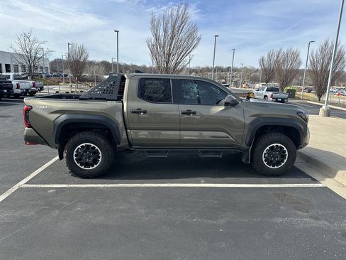 Used 2024 Toyota Tacoma TRD Off-Road image 12