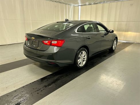 Used 2018 Chevrolet Malibu LT image 2
