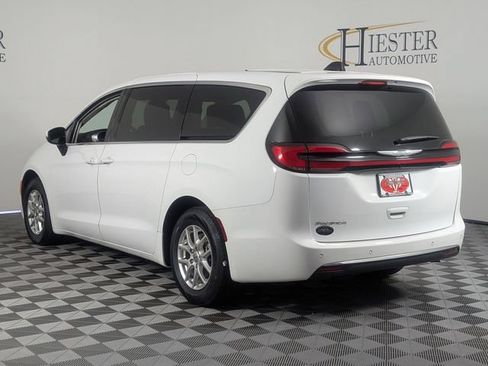 Used 2023 Chrysler Pacifica Touring-L FWD image 5