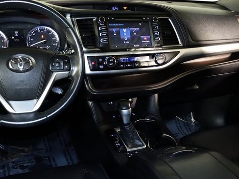 Used 2016 Toyota Highlander XLE image 17