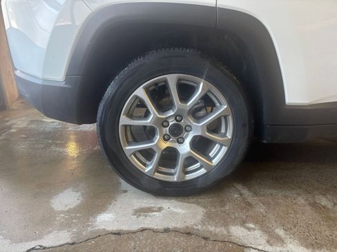 Used 2025 Jeep Compass Limited image 30