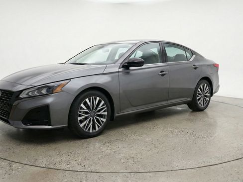 Used 2025 Nissan Altima 2.5 SV image 3