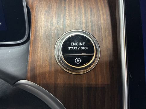 Used 2025 Mercedes-Benz GLC 300 4MATIC image 15