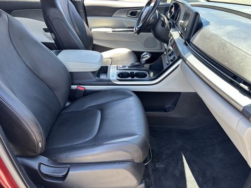 Certified 2024 Kia Carnival LX FWD image 9
