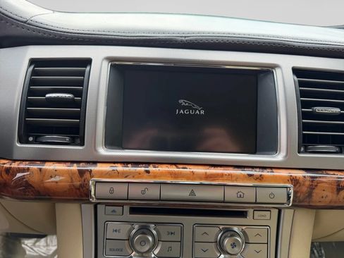 Used 2010 Jaguar XF Premium RWD image 19