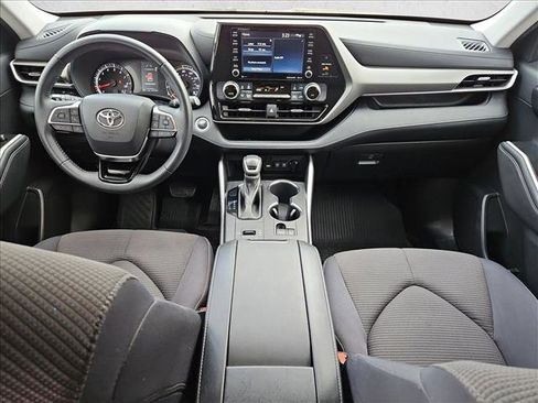 Certified 2021 Toyota Highlander LE image 18