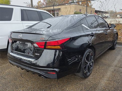 Used 2023 Nissan Altima 2.5 SR w/ SR Premium Package image 9