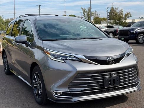 Used 2026 Toyota Sienna Platinum AWD/4WD image 7