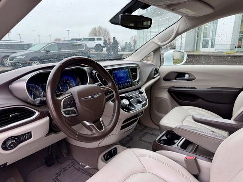 Used 2017 Chrysler Pacifica Touring-L FWD image 9