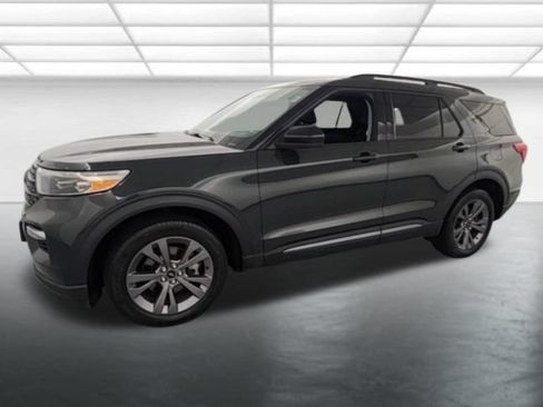 Used 2023 Ford Explorer XLT w/ Equipment Group 202A AWD/4WD image 3