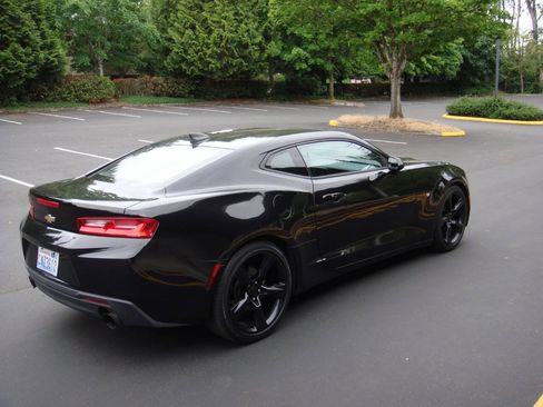 Used 2017 Chevrolet Camaro LT RWD image 7