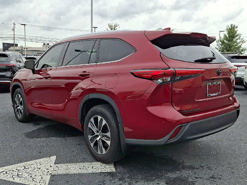 Used 2021 Toyota Highlander XLE AWD/4WD image 4