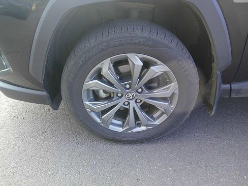 Used 2022 Toyota RAV4 XLE Premium image 9