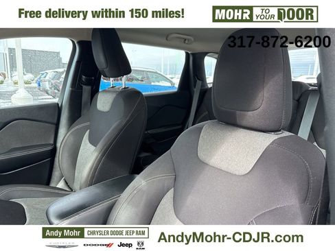 Used 2015 Jeep Cherokee Sport image 3