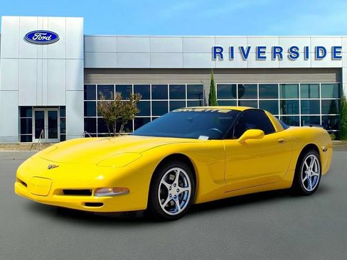 Used 2004 Chevrolet Corvette Coupe w/ Roof Package RWD image 3
