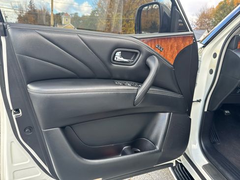 Used 2015 INFINITI QX80 4WD w/ Deluxe Technology Package image 12