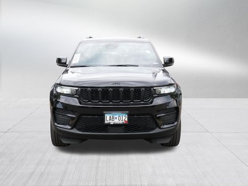 Used 2023 Jeep Grand Cherokee Altitude AWD/4WD image 2