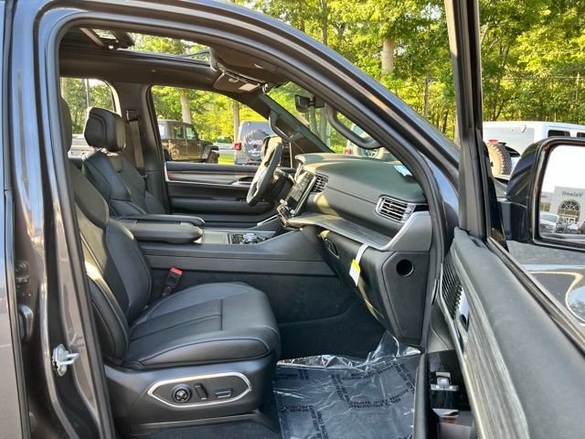 Used 2023 Jeep Wagoneer Series III w/ Premium Group I AWD/4WD image 31