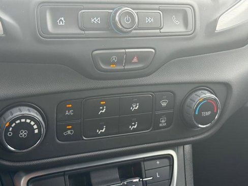 Used 2024 GMC Terrain SLE image 24