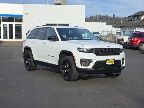 Used 2024 Jeep Grand Cherokee Altitude image 2