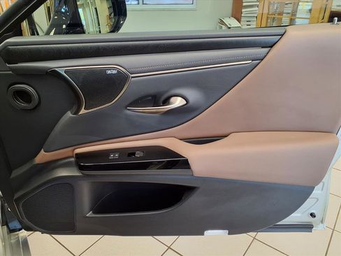 Used 2024 Lexus ES 300h Ultra Luxury w/ Accessory Package (Z2) image 12