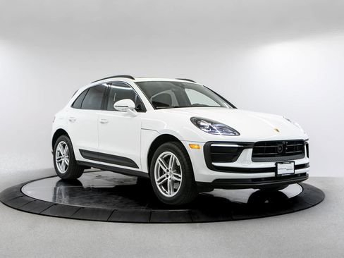 Certified 2025 Porsche Macan AWD/4WD image 9