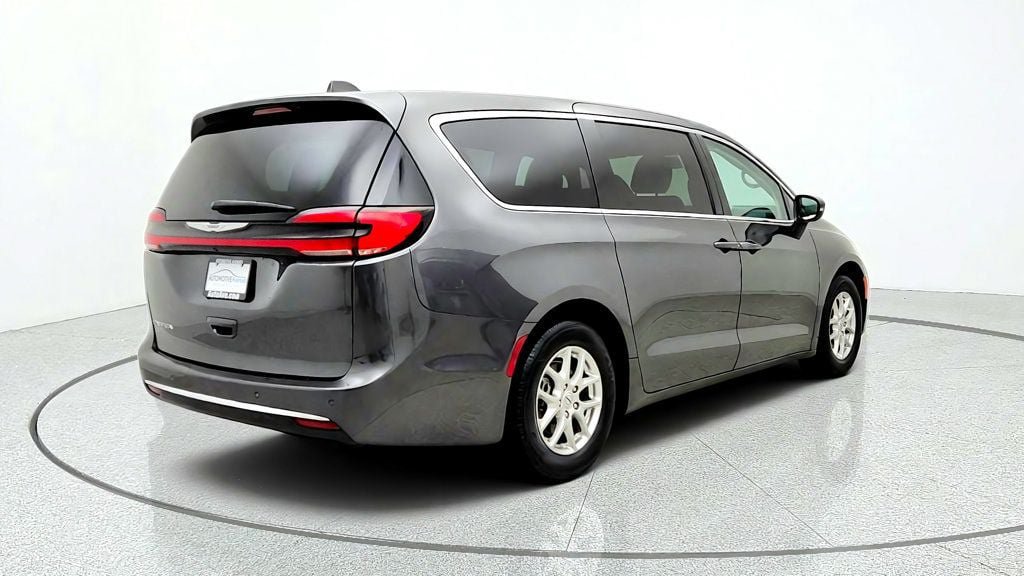 Used 2023 Chrysler Pacifica Touring-L FWD image 5