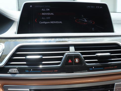 Used 2018 BMW 750i RWD image 32