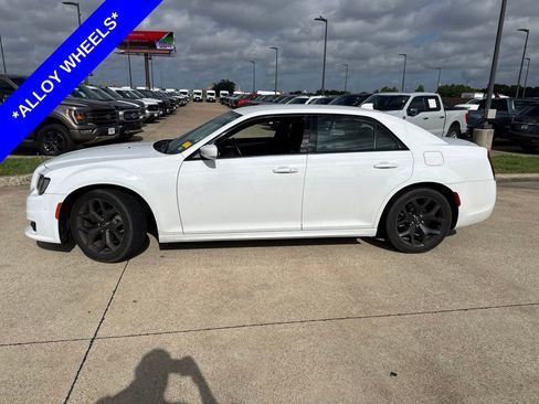 Used 2022 Chrysler 300 Touring L RWD image 3